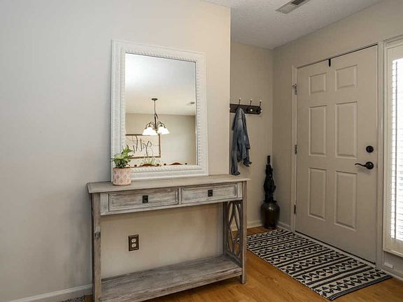 4th image of 102 Acacia Dr