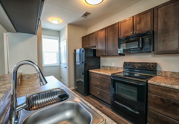 4th image of 608 Castle St #202