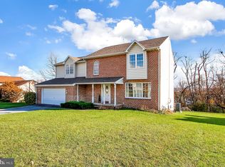 2325 N Point Dr, York, PA 17406
