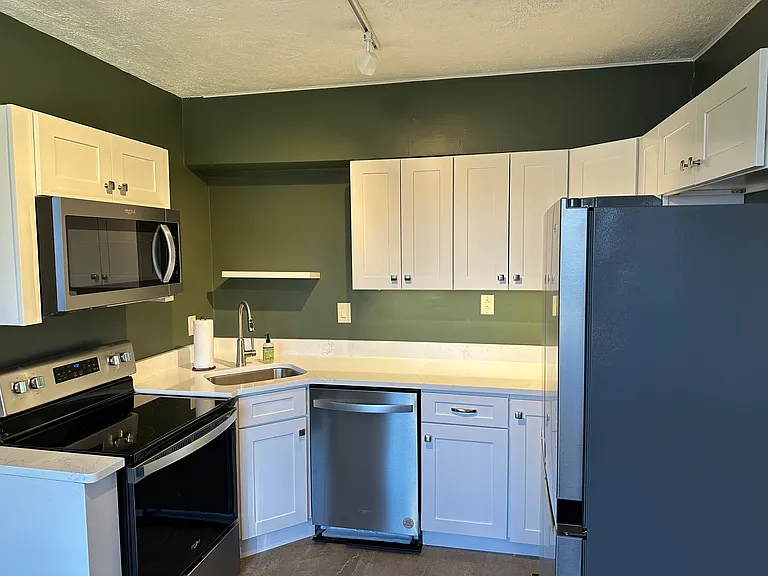 612 Lawrence Ave — Photo 11