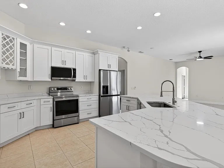 16301 Sambourne Ln — Photo 3