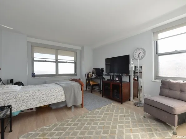 61-20 Grand Cent Parkway image 30 of 32