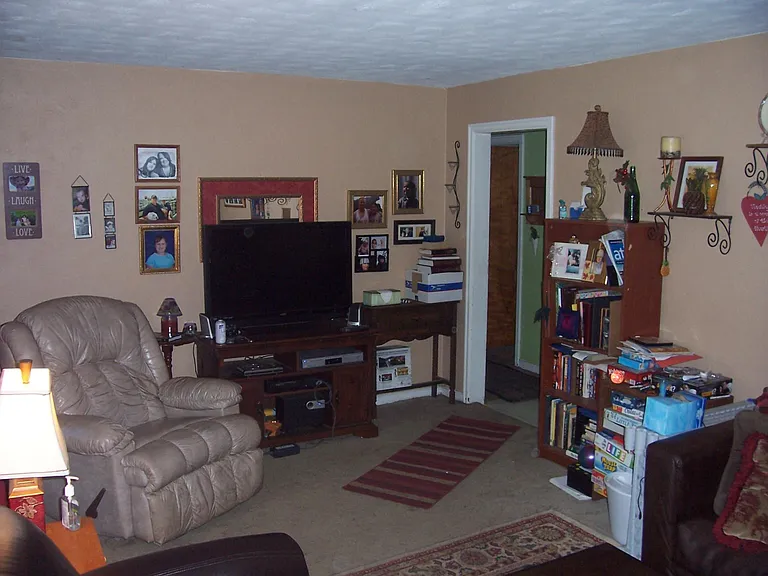 914 W Pecan St — Photo 5