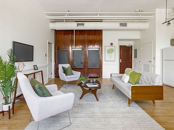 2nd image of 948 Main St #202