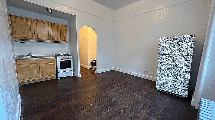 1st image of 156 Vernon Ave APT 1A