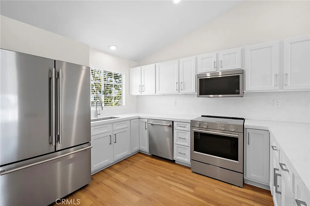 2 bed, 993 sqft, $3,900 — Photo 3