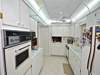 4th image of 16275 Laurel Dr