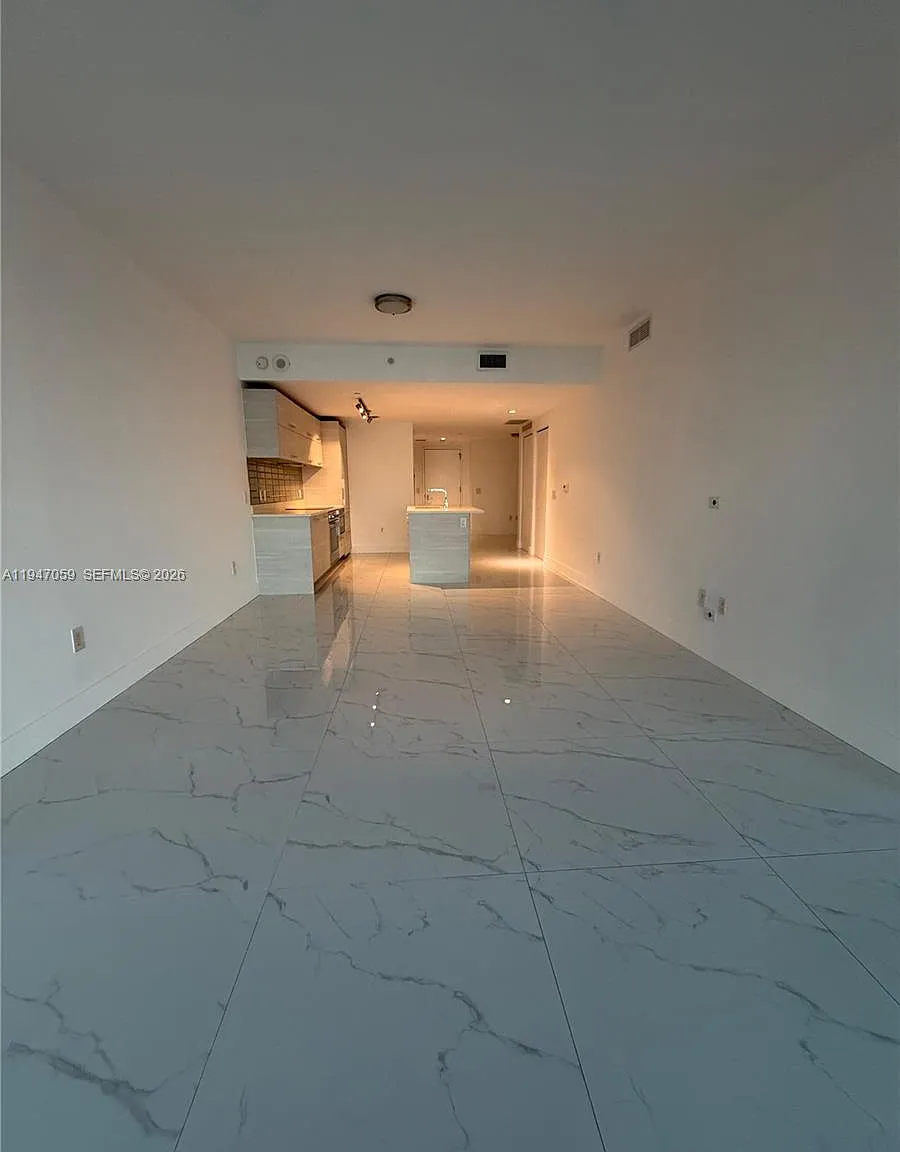 2 bed, 2.0 bath, 1067 sqft, $5,800 — Photo 2