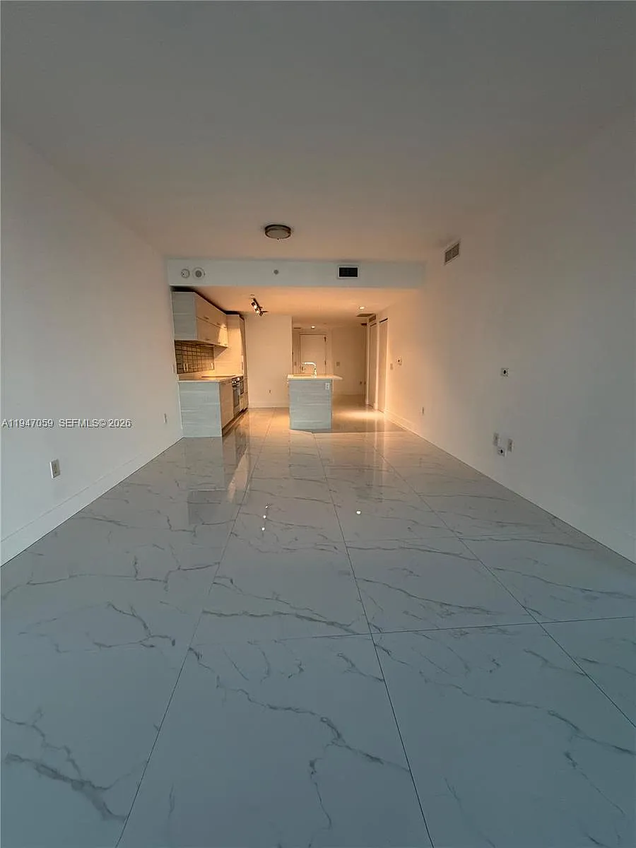 Building Photo - 650 NE 32nd St #4406