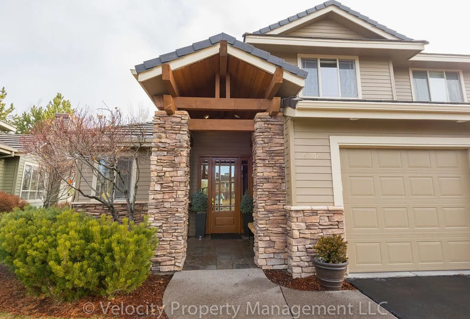 Beautiful Townhouse in Broken Top with Two Primary Suites — Photo 1