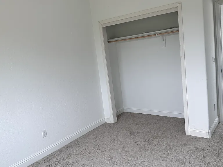 454 S Apricot Ave — Photo 7