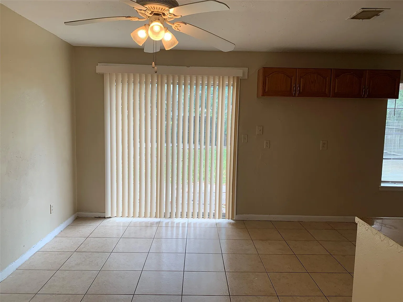 4 bed, 1.5 bath, 1500 sqft, $1,500 — Photo 2