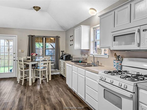 4th image of 2420 Carnation Ct