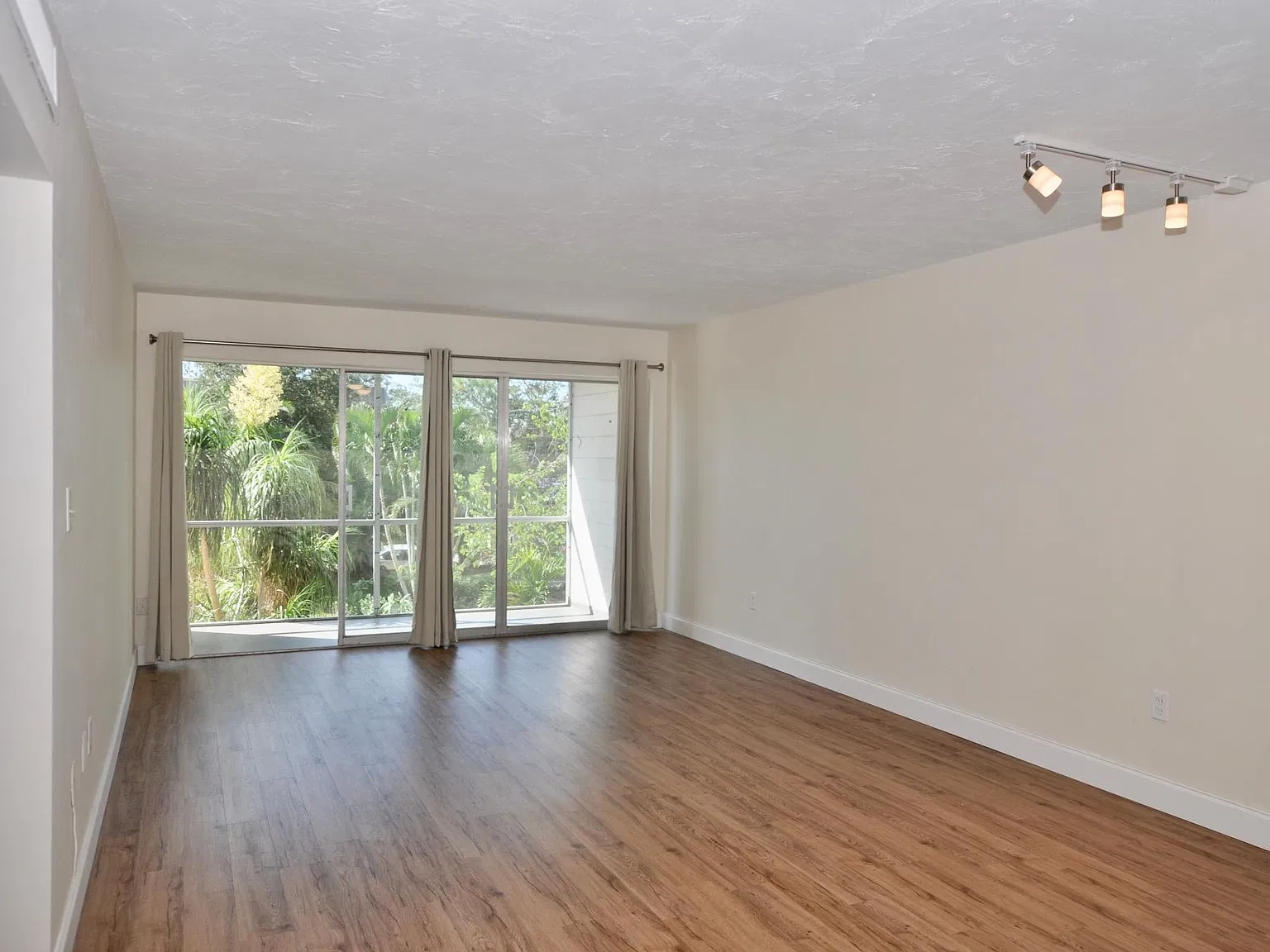 2155 Wood St — Photo 4