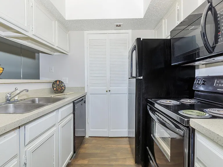 Lincoln Glens Apartments — Photo 24