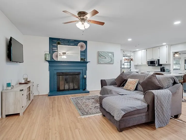409 Northclift Dr — Photo 11
