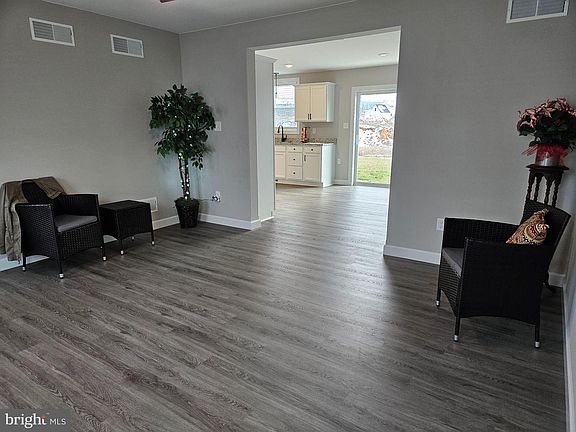 5th image of 233 Woodridge Dr
