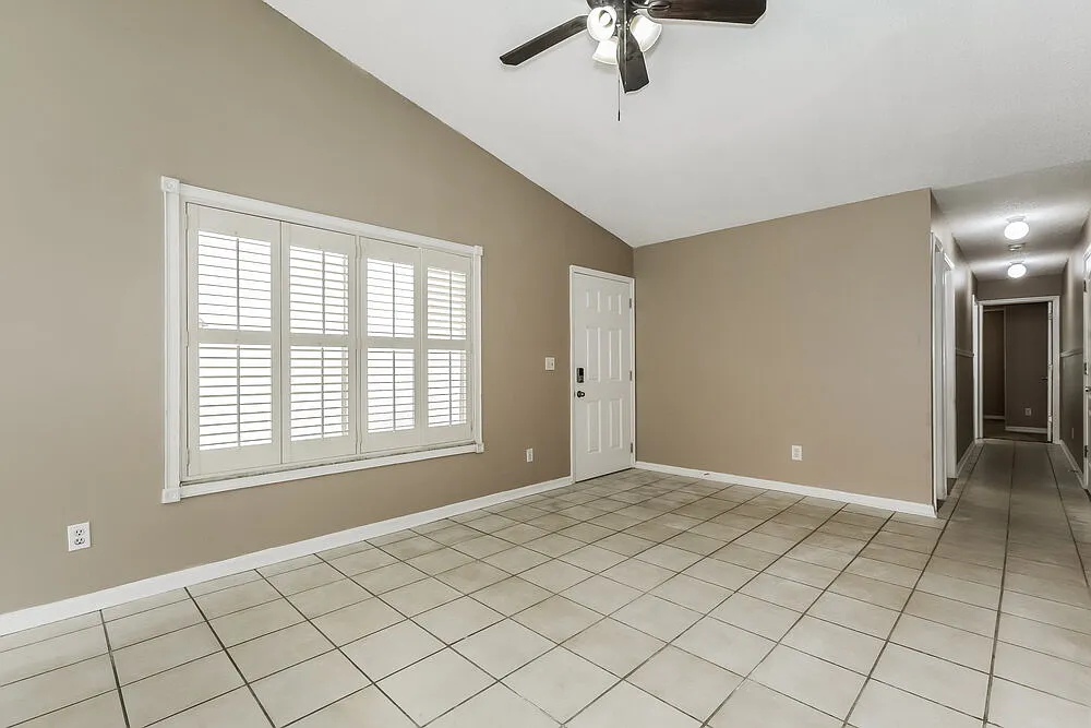 3 bed, 2.0 bath, 1079 sqft, $2,820 — Photo 3