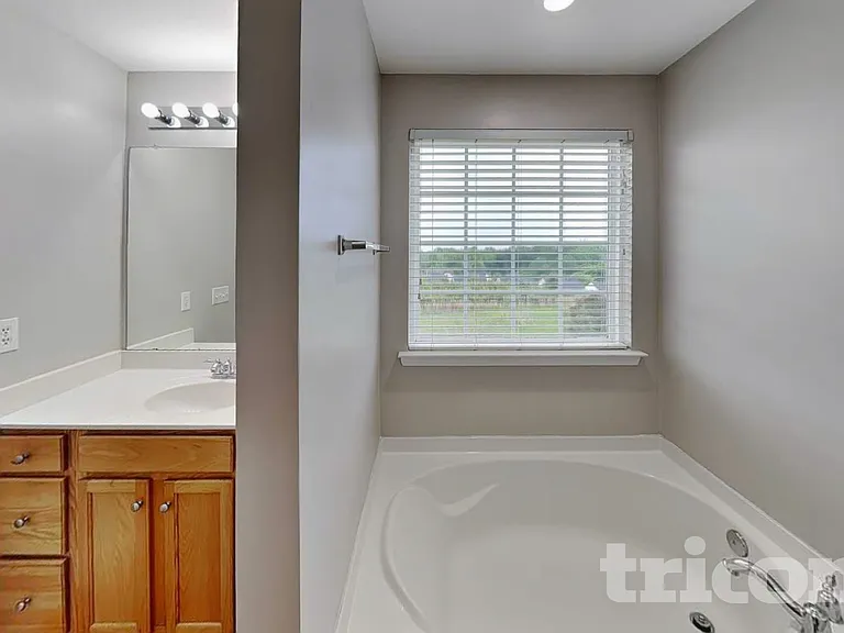11311 Breezehill Ln — Photo 11
