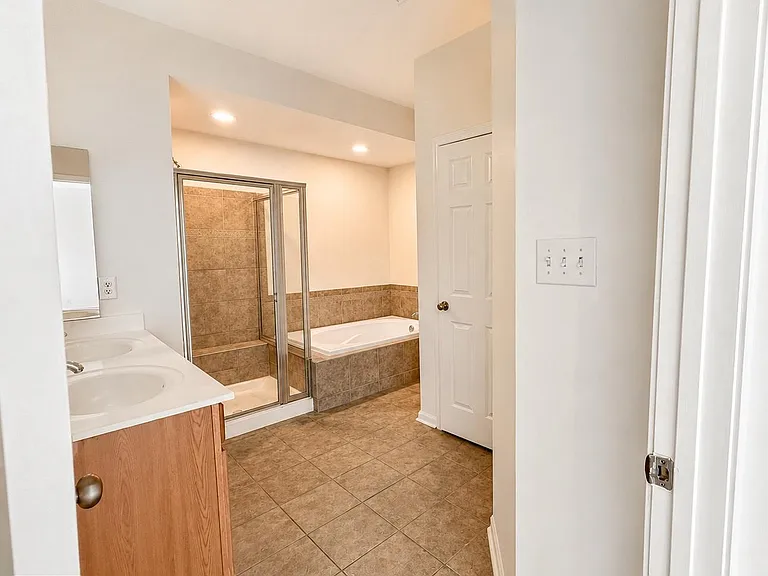 2585 Eastbourne Dr — Photo 19