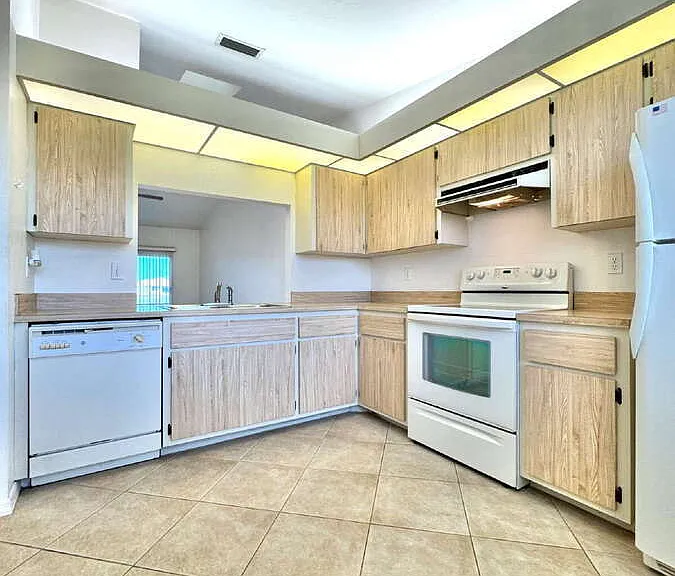 320 SW 3rd Pl #2 — Photo 16