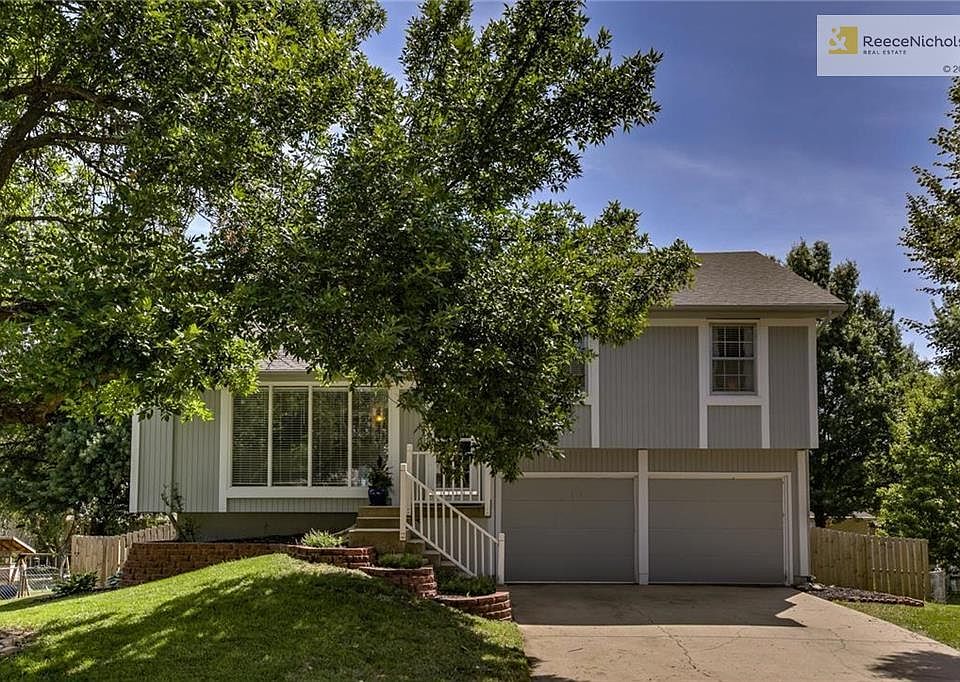 Nice curb appeal - notice the flat driveway!