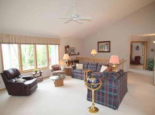 1132 Ridge Bluff Dr, Chaska, MN 55318