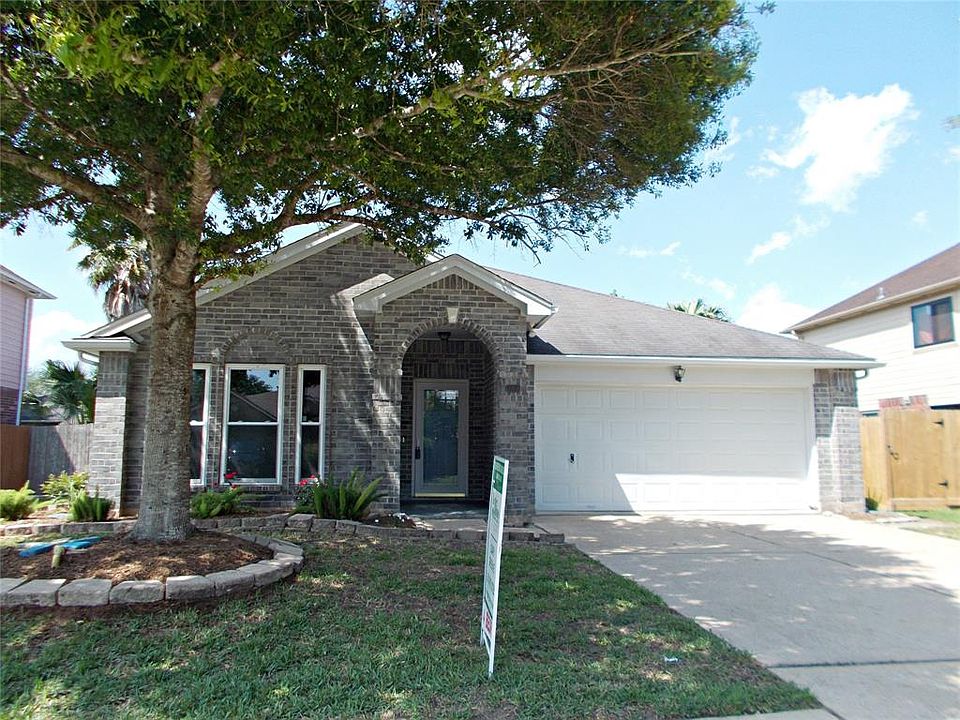 New exterior paint, power washed driveway & sidewalk