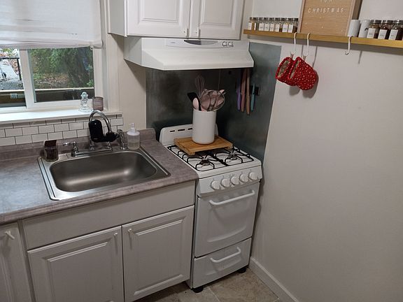 3rd image of 811 Seymour St #B
