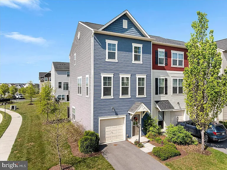 109 Splendor Garden Way — Photo 1