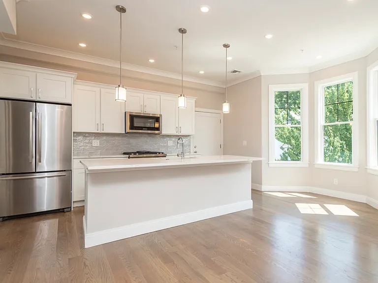 3231 Washington St #3 — Photo 1