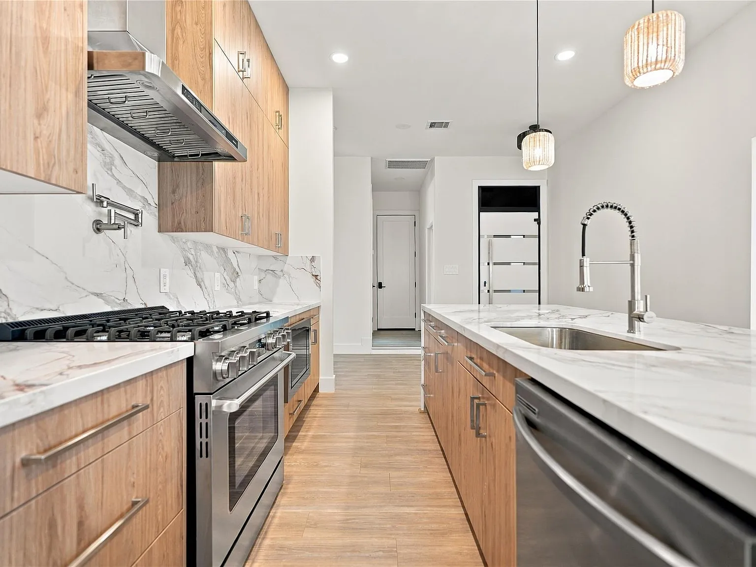 4 bed, 3.5 bath, 3212 sqft, $4,450 — Photo 2