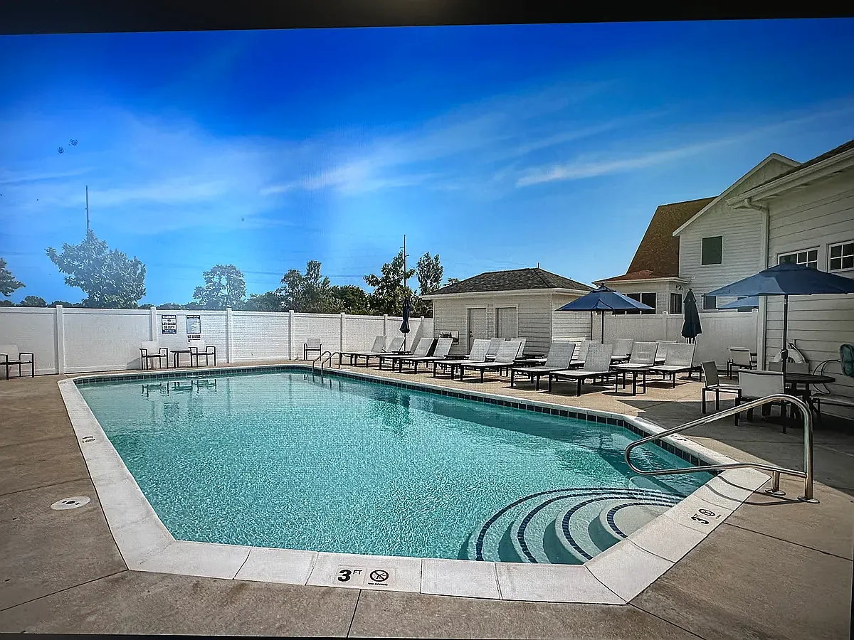 4 bed, 2.5 bath, 2100 sqft, $4,200 — Photo 2