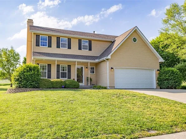 206 E Pine St, Smithville, MO 64089