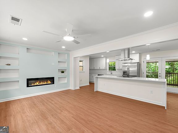 4th image of 2402 Dawn Dr