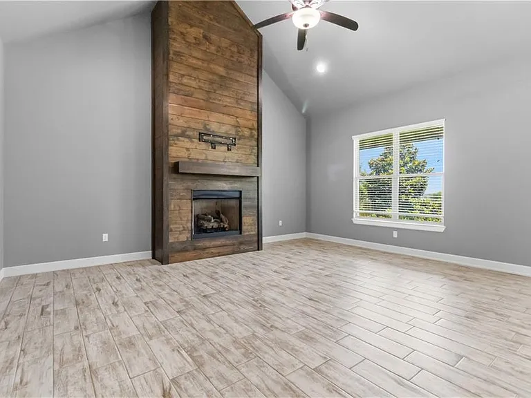 1340 Sweetbriar Cir — Photo 3