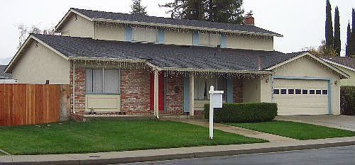 2 Master Bedrooms Upstairs