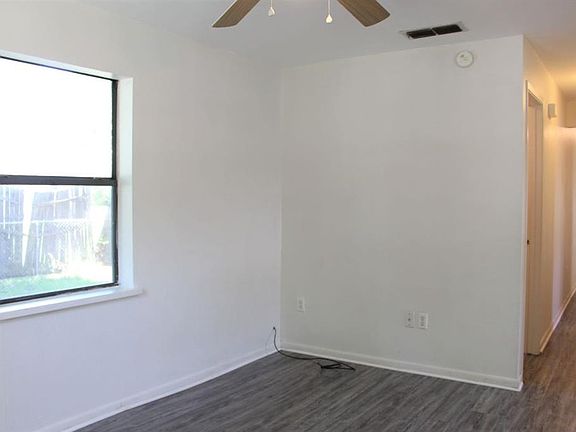 5th image of 1045 W Pecan St