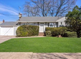 4 Helen Ct, Valley Stream, NY 11581