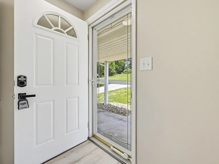 Entrance with electronic lock