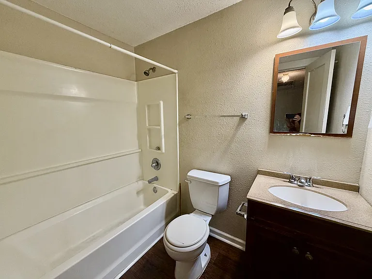 1009 Victoria St — Photo 9