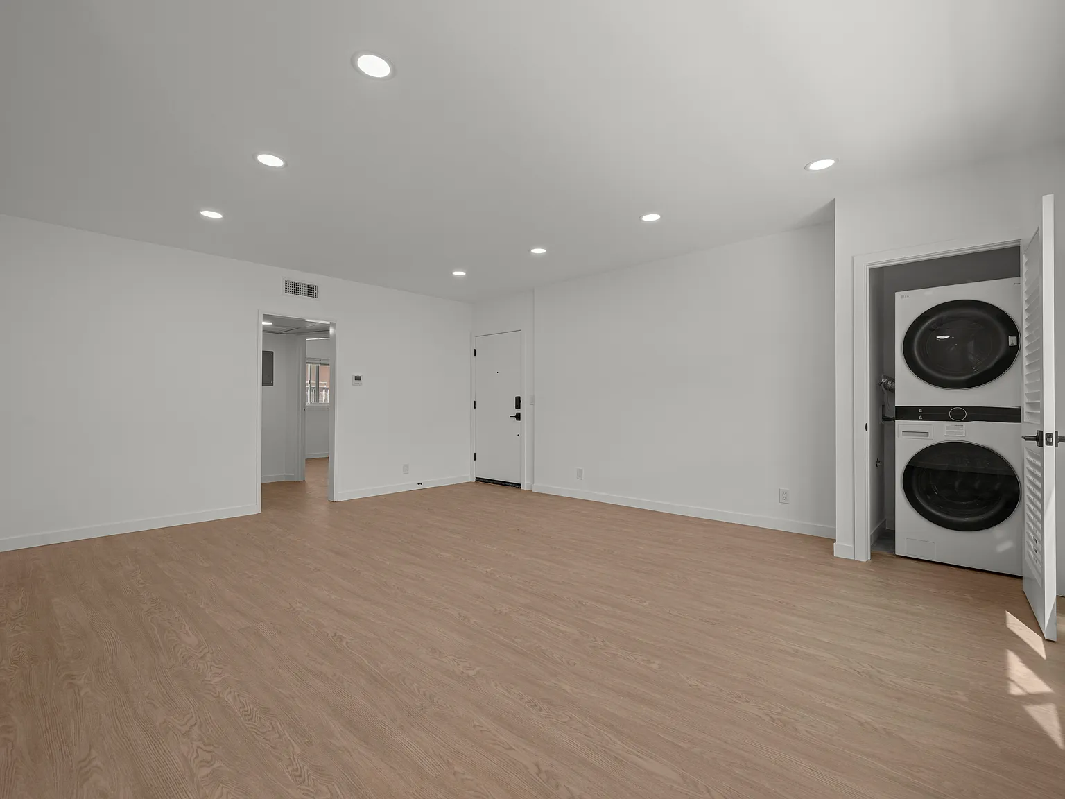2 bed, 1.5 bath, 861 sqft, $4,095 — Photo 3