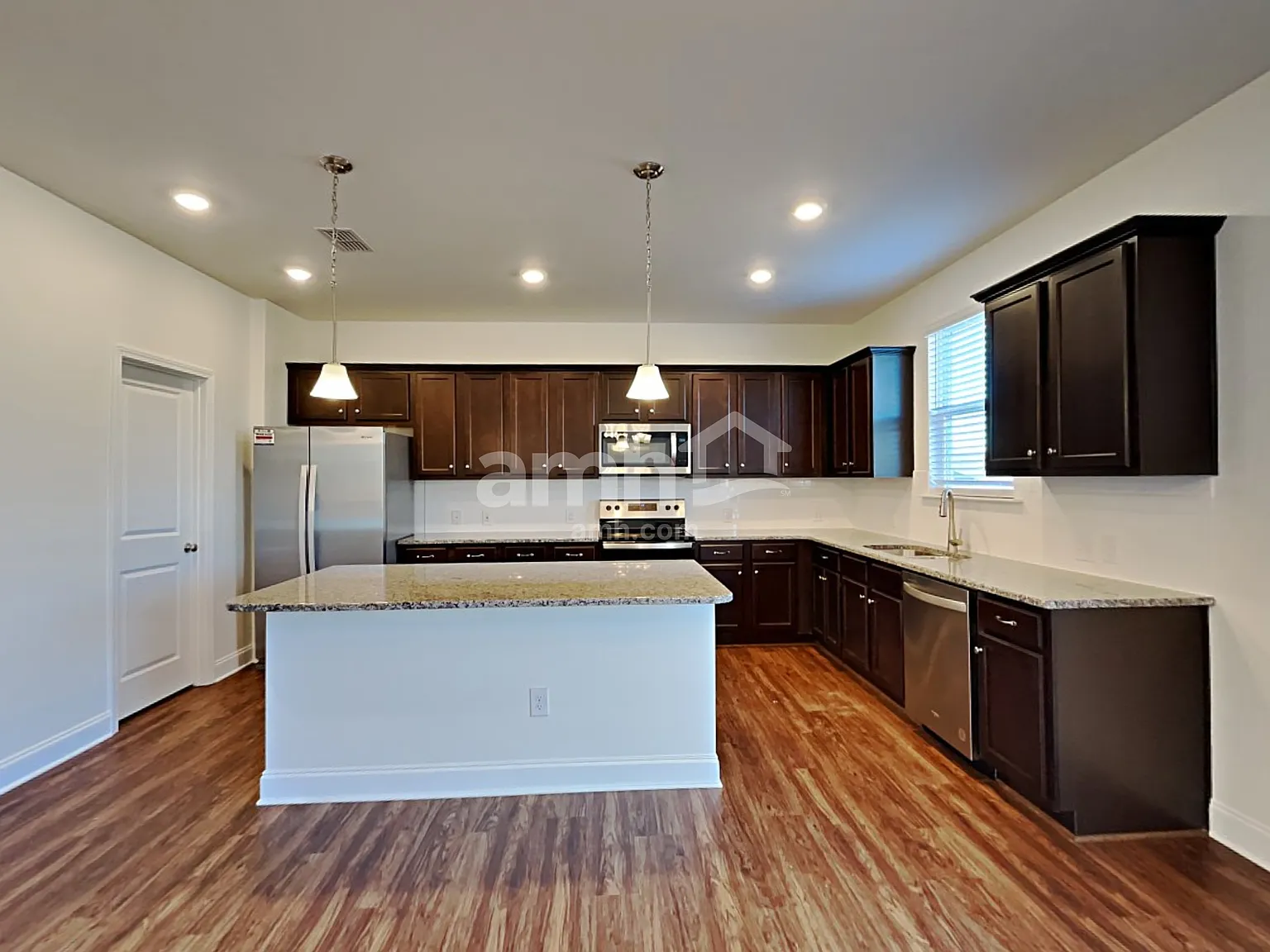 5 bed, 3.5 bath, 3158 sqft, $3,105 — Photo 3
