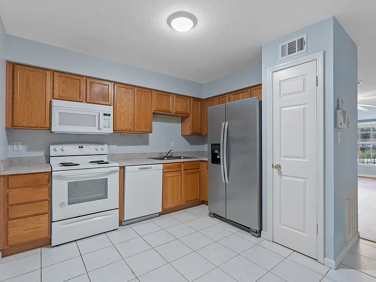 37314 Embassy Park Ln — Photo 8