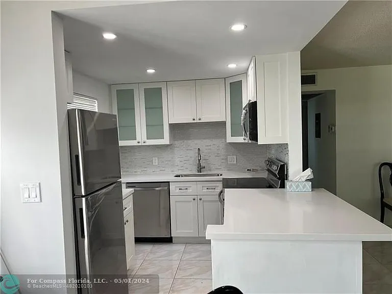 321 Newport Ct #V-unit 321 — Photo 2