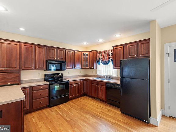 5th image of 305 Amherst St
