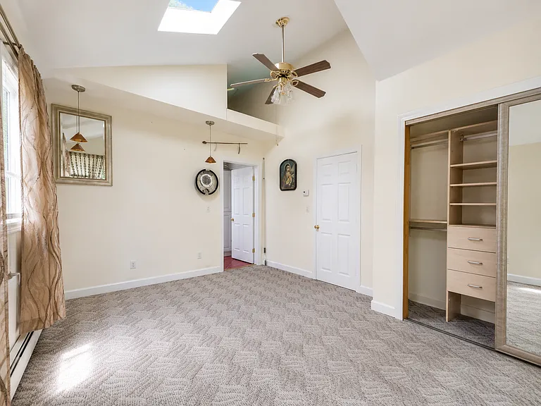 18 McLaughlin Dr — Photo 5