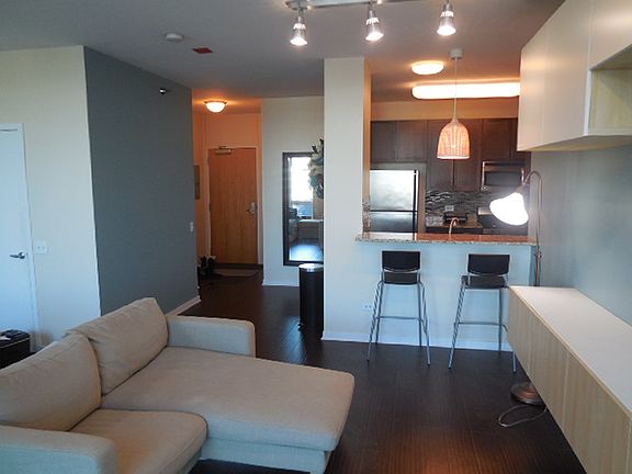 4th image of 757 N Orleans St #601