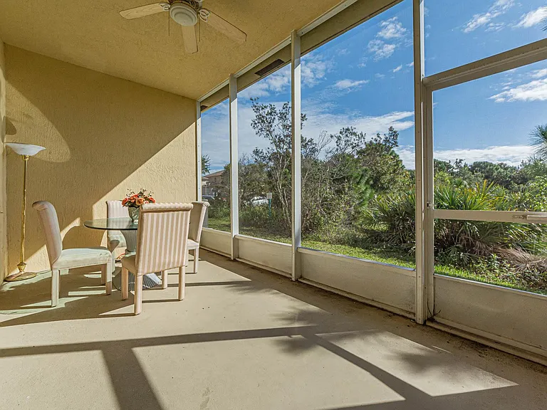 Preserved view, no neighbour, tremendous privacy, covered patio