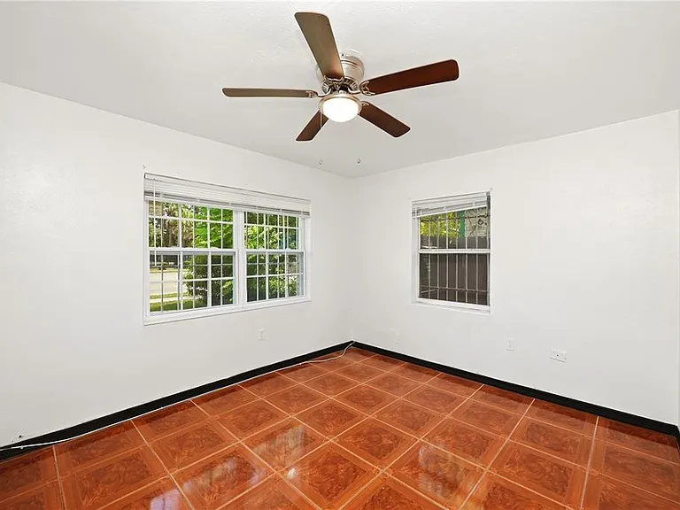 808 S Ivey Ln — Photo 16